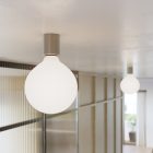 Metal wall lamp with porcelain-effect spherical bulb